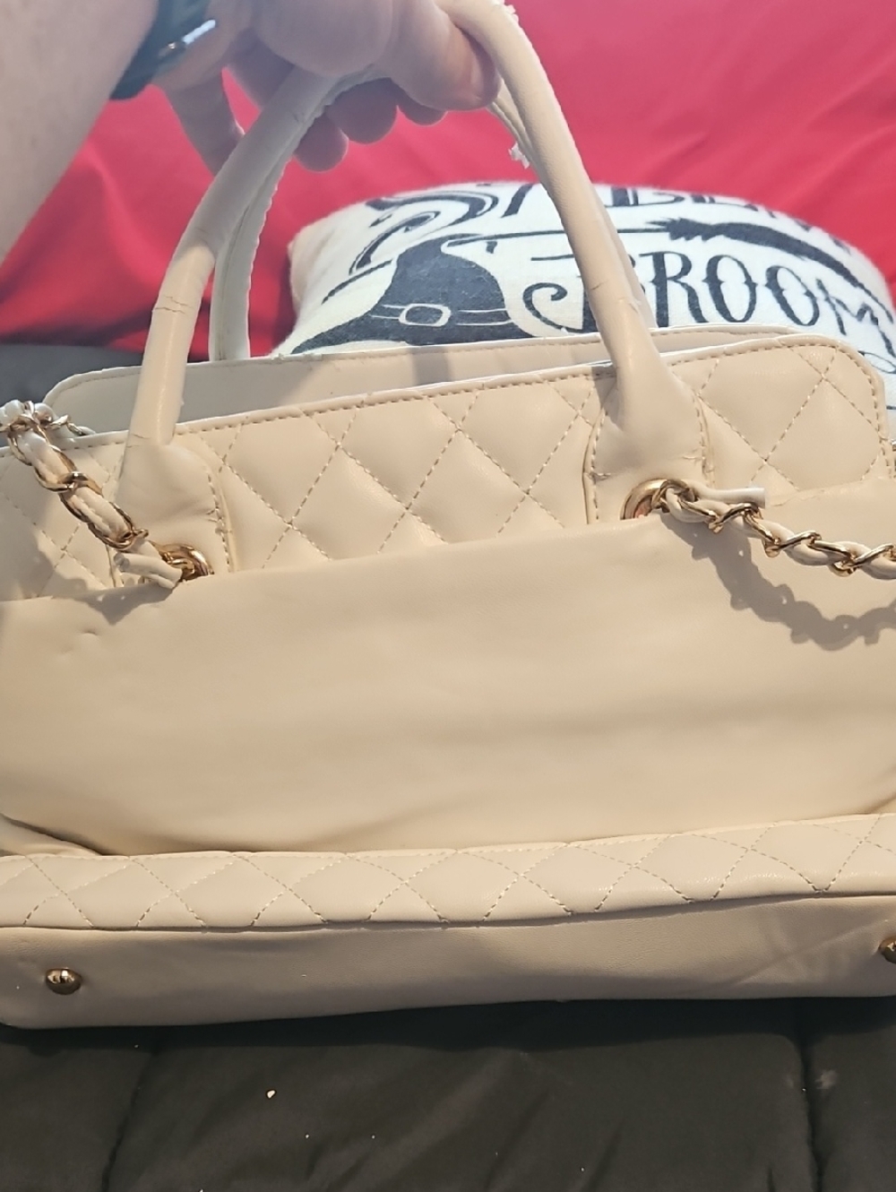 CHANEL White Quilted Leather Shoulder Bag with Gold Chain - READ - Picture 6 of 9